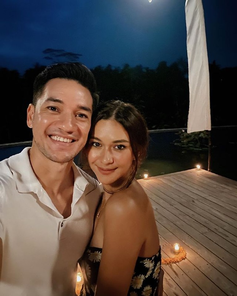 Andrew White dan Nana Mirdad Pasangan Nana Mirdad dan Andrew White baru saja merayakan ulang tahun pernikahan mereka yang ke-15. Yuk kita intip kemesraan mereka!