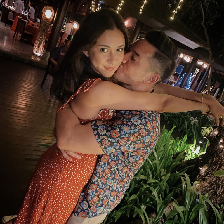Andrew White dan Nana Mirdad Pasangan Nana Mirdad dan Andrew White baru saja merayakan ulang tahun pernikahan mereka yang ke-15. Yuk kita intip kemesraan mereka!