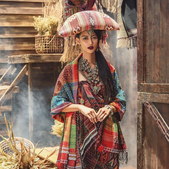 <p>Ayuma memakai busana adat Batak, Sumatera Utara, saat melakukan sesi foto dengan Rio Motret. (Foto: Instagram @ayumaulida97)</p>