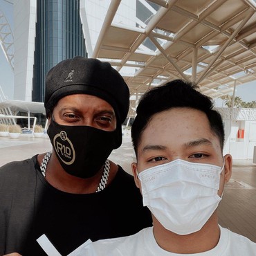 Temani Ashanty Berobat, Azriel Hermansyah Malah Bertemu Ronaldinho