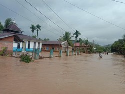 Banjir Bandang Terjang Sumbar, Ratusan Rumah Terendam-Jembatan Putus