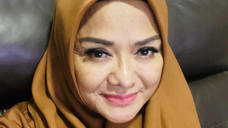 Betharia Sonata memutuskan pakai hijab.