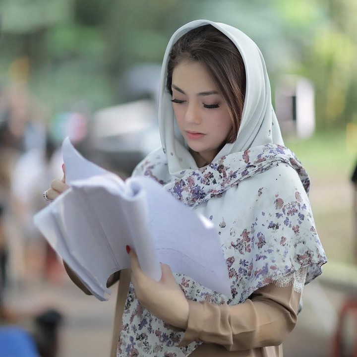 <p>Celine Evangelista juga beberapa kali membalut kepalanya dengan kerudung. Namun, hal itu dilakukannya sebagai bagian dari peran di sinetron. (Foto: Instagram: @celine_evangelista)</p>