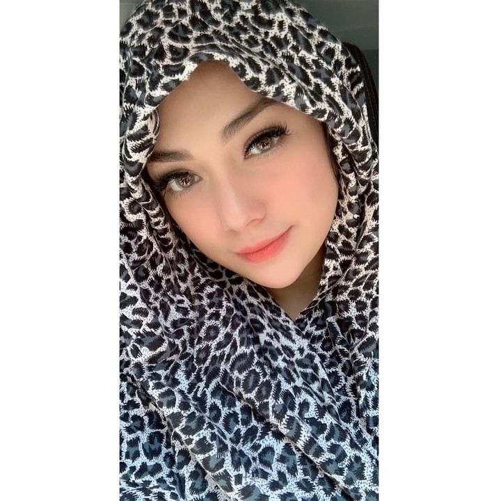 <p>Penampilan Celine dengan hijab motif leopard juga tak kalah memesona. Bunda empat anak ini terlihat seperti masih ABG ya? (Foto: Instagram: @celine_evangelista)</p>