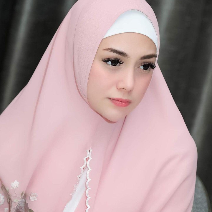 <p>Celine Evangelista kerap menuai pujian ketika tampil berhijab. Artis keturunan Italia itu tampil semakin memesona dalam balutan hijab dan busana muslimah. (Foto: Instagram: @celine_evangelista)</p>