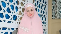7 Foto Celine Evangelista Pakai Hijab hingga Cadar, Cantik & Didoakan Mualaf