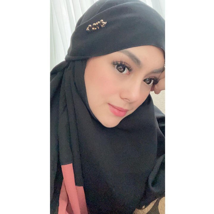 <p>Baru-baru ini, ia kembali mengunggah potret berhijab. Celine mengenakan hijab ala Timur Tengah berwarna hitam, Bunda. Make-up yang kuat pada bagian mata semakin memancarkan pesonanya. (Foto: Instagram: @celine_evangelista)</p>