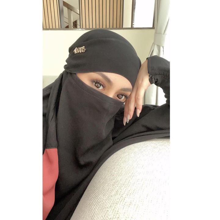 <p>Tak hanya itu, Celine Evangelista juga mengenakan niqab atau cadar untuk membalut wajahnya. Potret itu membuatnya dipuji karena terlihat bak bidadari, Bunda. Ada pula yang mendoakannya agar menjadi mualaf. "<em>Cantik banget muallaf ya syang,</em>" tulis netizen dengan akun @hj.*****. (Foto: Instagram: @celine_evangelista)</p>
