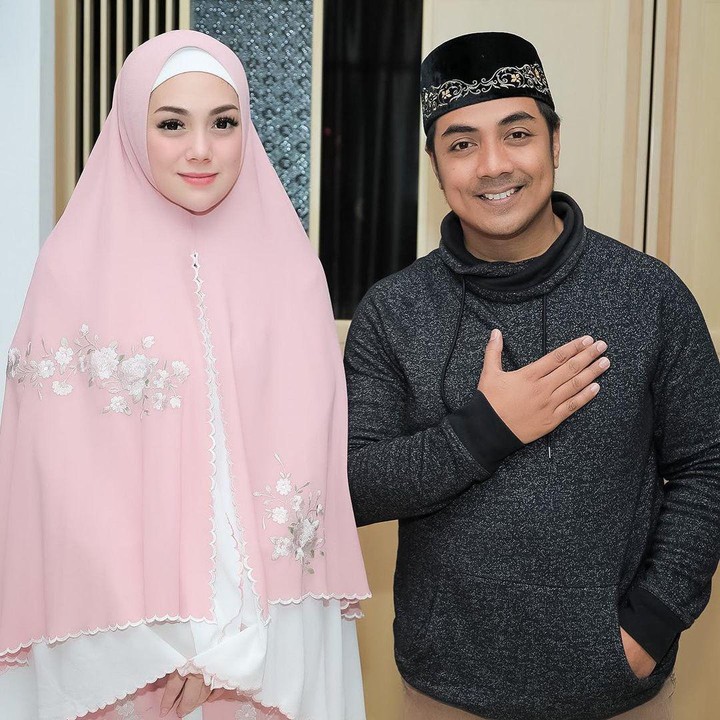 <p>Di kesempatan lain, Celine Evangelista juga terlihat sedang mengunjungi Ustaz Riza. Istri Stefan William ini mengaku telah mendapat pencerahan dari pertemuan tersebut. (Foto: Instagram: @celine_evangelista)</p>