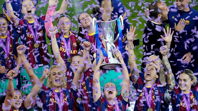 Pemain Barcelona Femeni Ikuti Pique Gunting Jala Gawang Pemain Barcelona Femeni atau tim wanita Blaugrana melakukan hal yang sama dengan tim pria, Gerard Pique, usai juara Liga Champions.