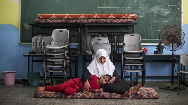 Sebanyak 50 sekolah di seluruh Jalur Gaza, Palestina, rusak akibat terkena serangan udara Israel.