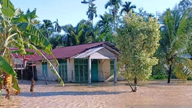Banjir masih menggenangi sejumlah wilayah di Aceh hingga Minggu malam.