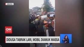 VIDEO: Diduga Tabrak Lari, Mobil Diamuk Massa