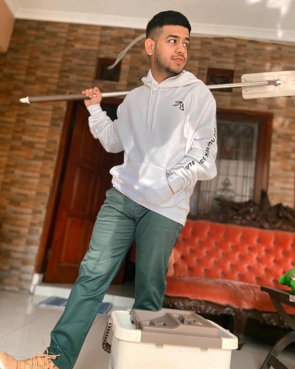 Fadil Jaidi mendukung Palestina dengan cara galang dana dan berhasil mengumpulkan Rp 6 Miliar&period; Yuk kita tengok potret Fadil&excl;