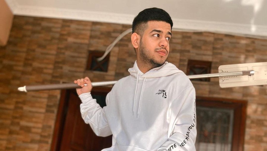 Fadil Jaidi mendukung Palestina dengan cara galang dana dan berhasil mengumpulkan Rp 6 Miliar. Yuk kita tengok potret Fadil!