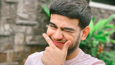 img-title Fadil Jaidi Iseng Cium Dara Arafah, Netizen Ancam Lapor ke Pak Muh