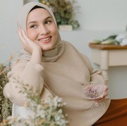 6 Inspirasi Padu Padan Rok ala Hijabers Dwi Handa, Simpel dan Manis