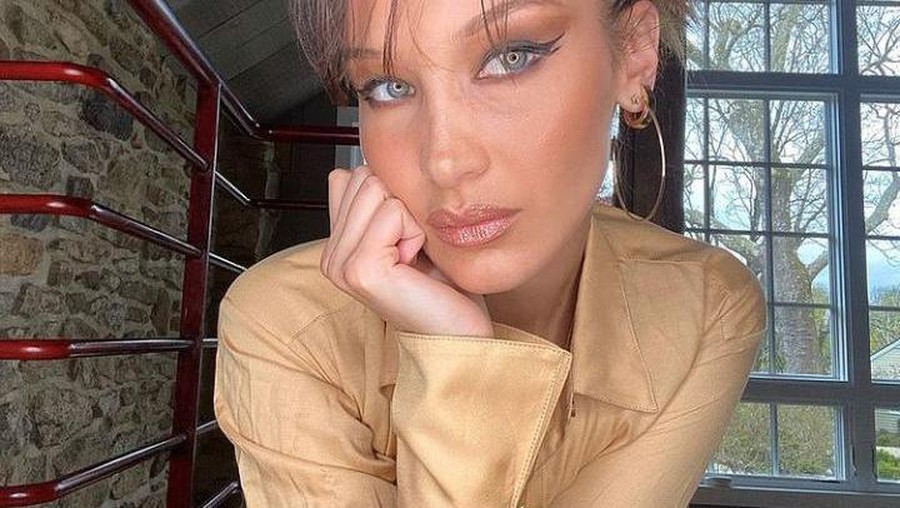 Galeri foto Bella Hadid Intip Pose Keren Bella Hadid Saat di Kafe Bersama Teman-Temannya