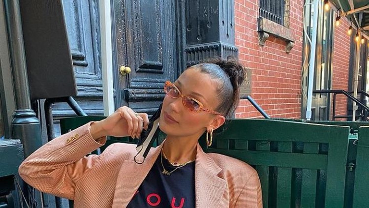 Intip Pose Keren Bella Hadid Saat di Kafe Bersama Teman-Temannya