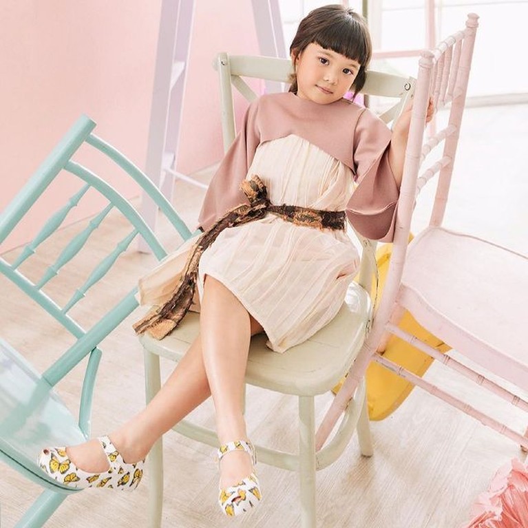 Gading Marten mengunggah foto Gempi saat pemotretan bersamanya. Yuk kita intip gaya Gempi yang bak model!