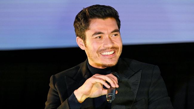 Henry Golding mengaku amat menikmati pekerjaan barunya, menjadi seorang ayah.