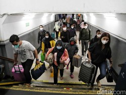 Larangan Mudik Berakhir, Penumpang Padati Stasiun Pasar Senen