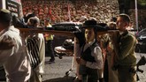 FOTO: Bertaruh Nyawa kala Tribun Sinagoga Israel Runtuh Setidaknya dua orang tewas dan ratusan lainnya terluka ketika tribun tempat duduk di sebuah sinagoga Yahudi di Israel runtuh pada Minggu (16/5).