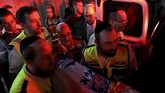 FOTO: Bertaruh Nyawa kala Tribun Sinagoga Israel Runtuh Setidaknya dua orang tewas dan ratusan lainnya terluka ketika tribun tempat duduk di sebuah sinagoga Yahudi di Israel runtuh pada Minggu (16/5).