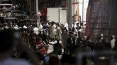 FOTO: Bertaruh Nyawa kala Tribun Sinagoga Israel Runtuh Setidaknya dua orang tewas dan ratusan lainnya terluka ketika tribun tempat duduk di sebuah sinagoga Yahudi di Israel runtuh pada Minggu (16/5).