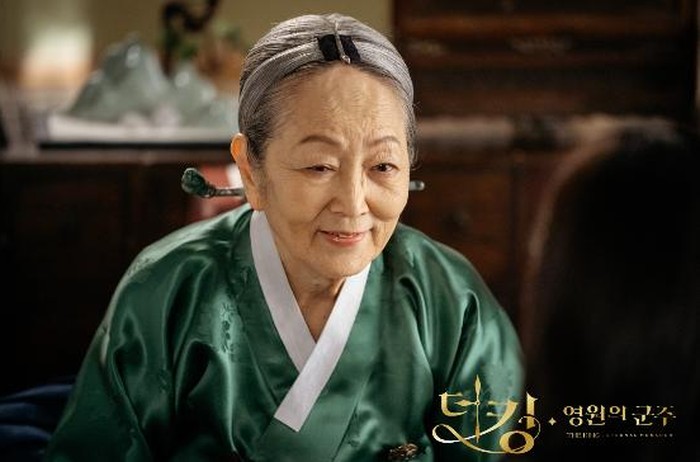 Kim Young Ok, debut pada tahun 1957 dan sampai sekarang masih diberi kepercayaan membintangi berbagai judul drama dan film hingga ia dijuluki sebagai Nenek Nasional / foto: instagram.com/sbsdrama.official
