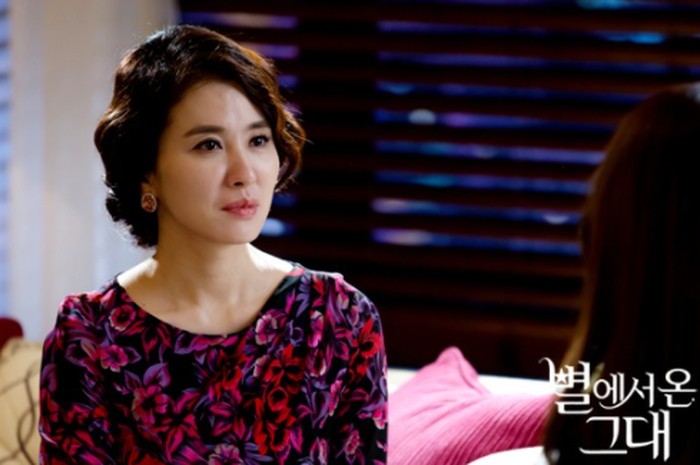Lee Il Hwa, ibu paling ikonik dalam tiga drama Reply Series ini sukses membuat penonton jatuh hati dengan karakternya sebagai ibu yang polos dan lugu / foto: sbs.co.kr