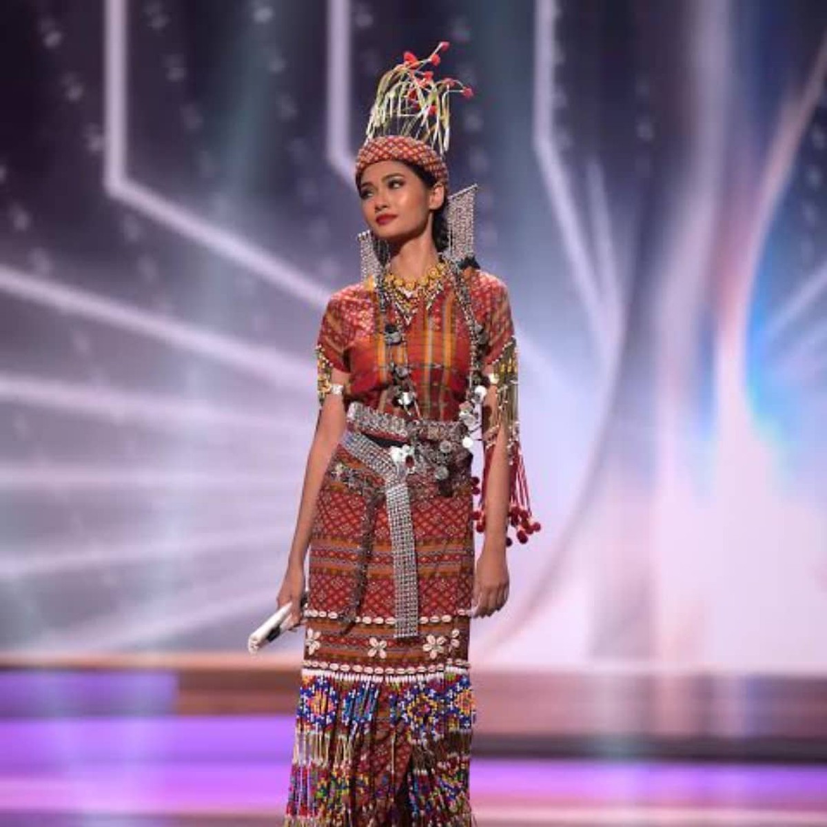 Kostum nasional terbaik ajang Miss Universe 2020 diraih oleh Miss Myanmar&period; Yuk kita intip penampakan kostumnya&excl;