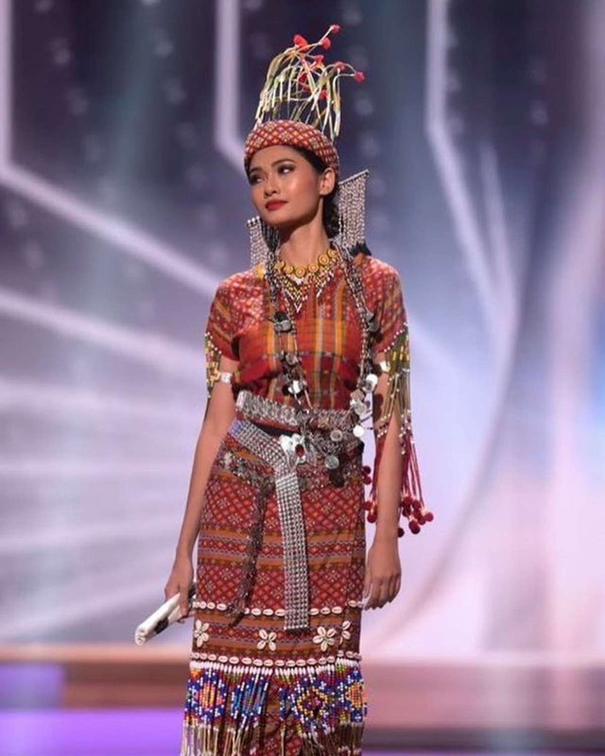 Kostum nasional terbaik ajang Miss Universe 2020 diraih oleh Miss Myanmar&period; Yuk kita intip penampakan kostumnya&excl;