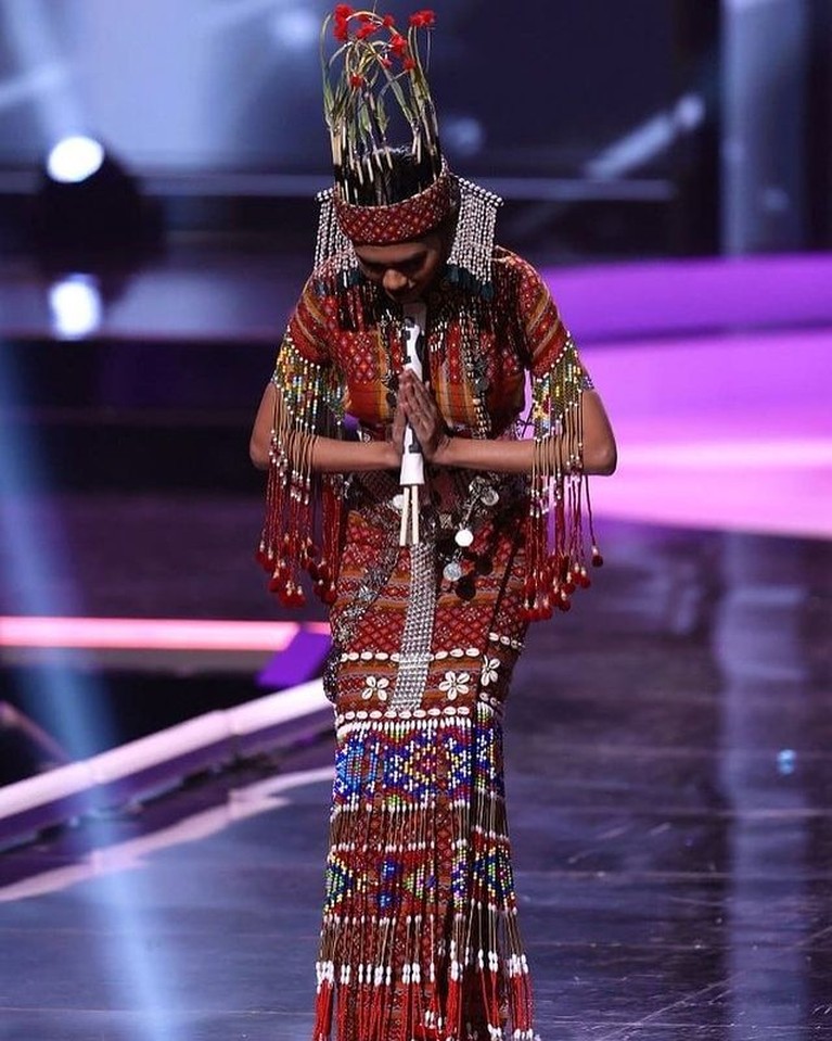 Miss Myanmar Kostum nasional terbaik ajang Miss Universe 2020 diraih oleh Miss Myanmar. Yuk kita intip penampakan kostumnya!