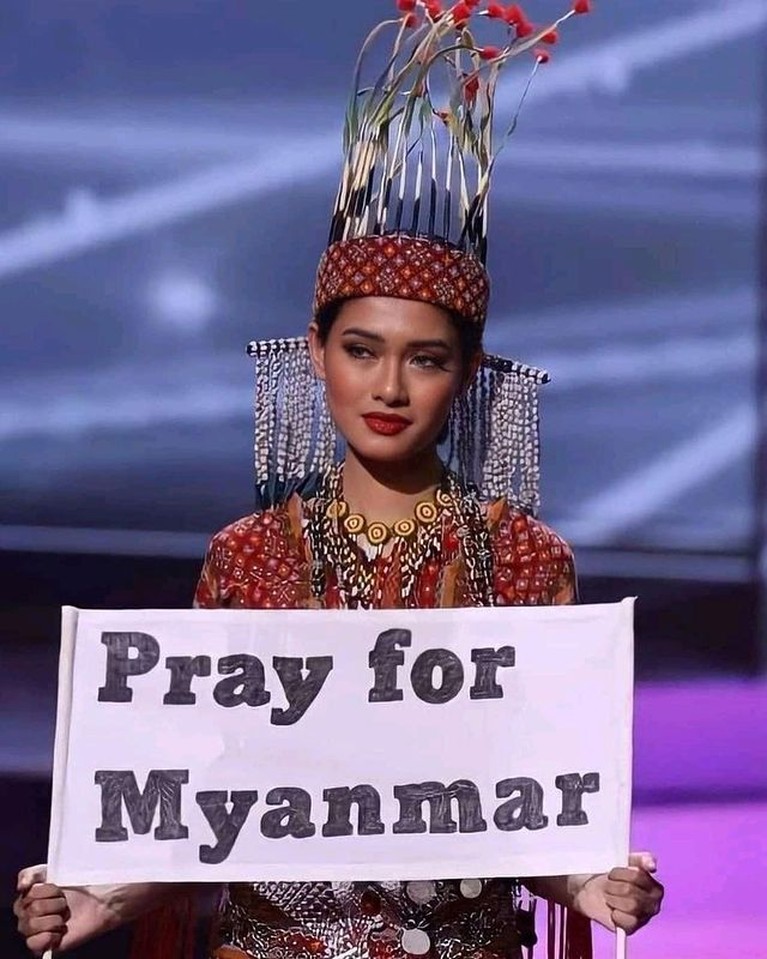 Miss Myanmar Kostum nasional terbaik ajang Miss Universe 2020 diraih oleh Miss Myanmar. Yuk kita intip penampakan kostumnya!