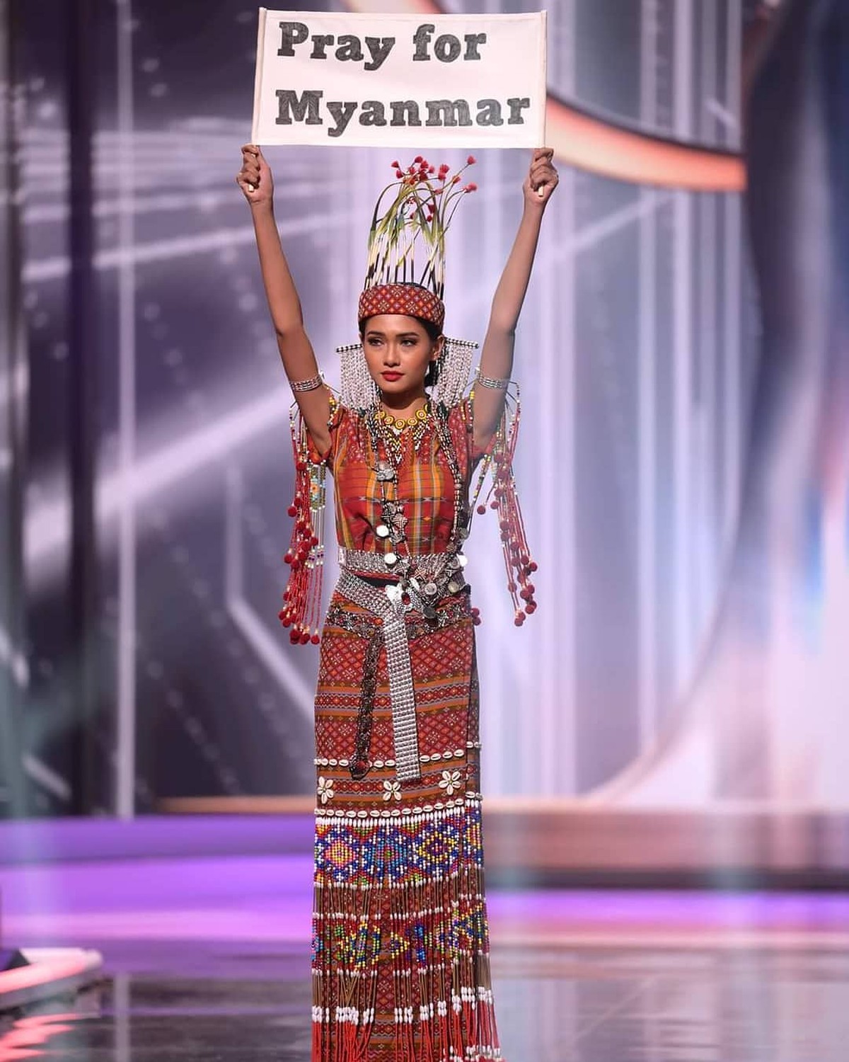 Kostum nasional terbaik ajang Miss Universe 2020 diraih oleh Miss Myanmar&period; Yuk kita intip penampakan kostumnya&excl;