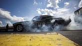 FOTO: Wangi Ban Hangus Muscle Car AS di Tanah Rusia Penggemar muscle car di Rusia berkumpul saat Rusian Weekend Drags digelar pada 16 Mei 2021 di Vereya village, Bykovov.