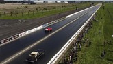 FOTO: Wangi Ban Hangus Muscle Car AS di Tanah Rusia Penggemar muscle car di Rusia berkumpul saat Rusian Weekend Drags digelar pada 16 Mei 2021 di Vereya village, Bykovov.