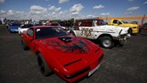 FOTO: Wangi Ban Hangus Muscle Car AS di Tanah Rusia Penggemar muscle car di Rusia berkumpul saat Rusian Weekend Drags digelar pada 16 Mei 2021 di Vereya village, Bykovov.