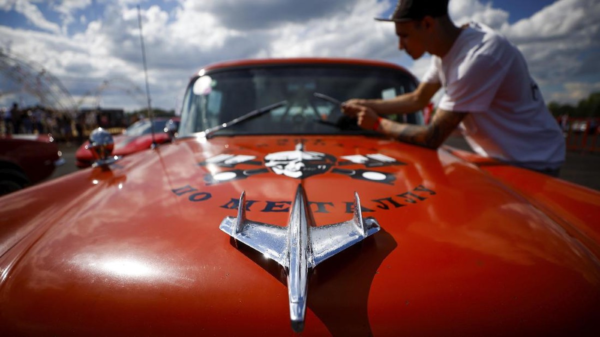 FOTO: Wangi Ban Hangus Muscle Car AS di Tanah Rusia