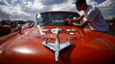 FOTO: Wangi Ban Hangus Muscle Car AS di Tanah Rusia Penggemar muscle car di Rusia berkumpul saat Rusian Weekend Drags digelar pada 16 Mei 2021 di Vereya village, Bykovov.