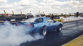 FOTO: Wangi Ban Hangus Muscle Car AS di Tanah Rusia