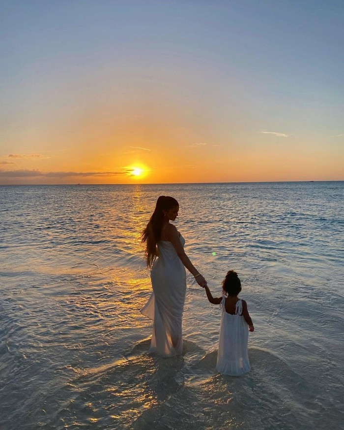 OOTD matching Kylie dan Stormi memang #instagramgoals banget ya. Tak terkecuali saat liburan menikmati matahari terbenam bersama. (Foto: instagram.com/kyliejenner)