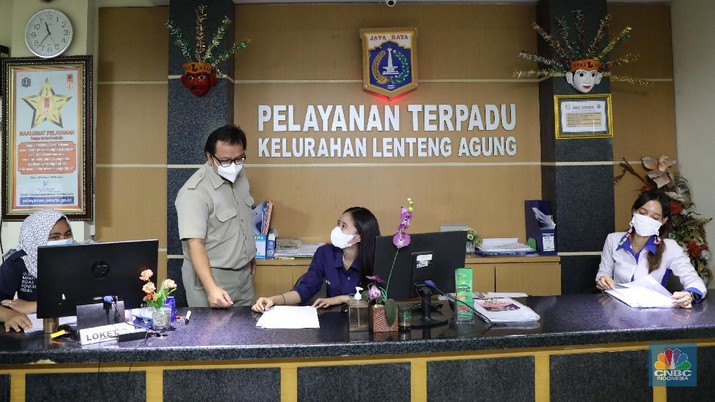 Pegawai PNS Kelurahan Suasana sejumlah Pegawai Negeri Sipil (PNS) Kelurahan sedang melakukan aktivitasnya di Kelurahan Lenteng Agung, Jakarta, Senin (17/5). Harin ini merupakan hari pertama para PNS masuk kembali setelah cuti bersama Idul Fitri. PNS kembali berdinas di masing-masing instansinya pada hari pertama kerja usai libur nasional dan cuti bersama Hari Raya Idul Fitri 1442 H. Seperti diketahui Pemerintah memutuskan hanya memberikan 2 hari cuti bersama bagi para Aparatur Sipil Negara (ASN) atau pegawai negeri sipil (PNS) pada 2021 ini. Salah satunya untuk Lebaran 2021. Keputusan tersebut tertuang dalam Keputusan Presiden (Keppres) Nomor 7 tahun 2021 tentang Cuti Bersama Pegawai Aparatur Sipil Negara (ASN) tahun 2021. Adapun pertama, cuti bersama Hari Raya Idul Fitri 1442 Hijriah pada 12 Mei 2021. Kedua, 24 Desember 2021 sebagai cuti bersama Hari Raya Natal. Kementerian PANRB telah menerbitkan Surat Edaran (SE) Menteri Pendayagunaan Aparatur Negara dan Reformasi Birokrasi (PANRB) No. 8/2021 tentang Pembatasan Kegiatan Bepergian ke Luar Daerah dan/atau Mudik dan/atau Cuti Bagi Pegawai ASN dalam Masa Pandemi Covid-19. Dalam aturan ini, ditegaskan jika Aparatur sipil negara (ASN) atau PNS beserta keluarganya dilarang mengambil cuti dan bepergian ke luar daerah/mudik Lebaran 2021.(CNBC Indonesia/ Muhammad Sabki)