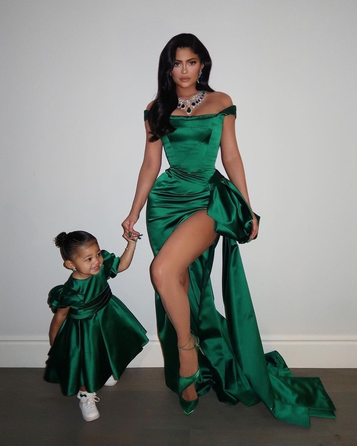 Potret glamor Kylie dan Stormi yang lain adalah saat mengenakan dress berwarna emerald ini yang lengkap dengan perhiasan senada. Dress ini dibuat khusus untuk Kylie dan Stormi oleh Ralph & Russo Haute Couture. (Foto: instagram.com/kyliejenner)