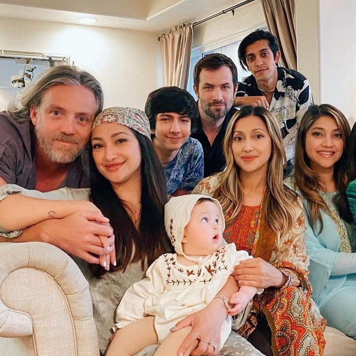 <p>Usai menikah, Rahma tinggal di Amerika Serikat bersama suaminya. Belum lama ini keluarga besar Azhari berkumpul di sana untuk merayakan Idul Fitri. (Foto: Instagram: @raazharita)</p>
