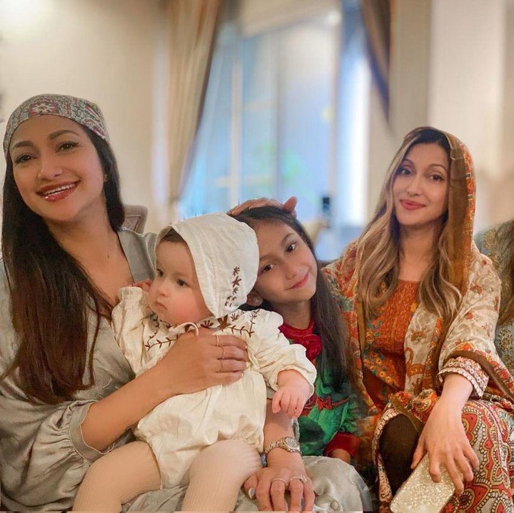 <p>Kini Rahma Azhari menjadi bagian dari keluarga Paris Chong. Ia memiliki hubungan yang sangat erat dengan Bunda mertua dan saudari iparnya lho. (Foto: Instagram: @raazharita)</p>