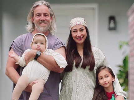 Potret Rahma Azhari & Suami yang Aktor Hollywood Rayakan Lebaran di Amerika