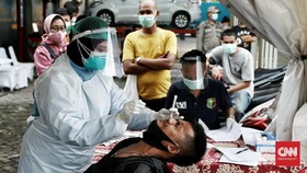 FOTO: Tes Antigen Covid di Penyekatan Arus Balik Depok