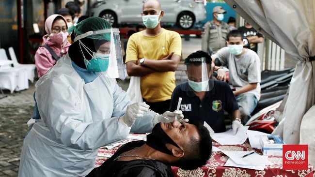 Masih ada 102 warga klaster RT 03/RW 03 Cilangkap yang positif virus corona dan masih menjalani isolasi di rumah sakit, Wisma Atlet, dan rumah masing-masing.